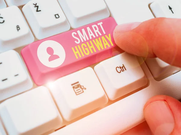 Texto de escritura de palabras Smart Highway. Concepto de negocio para autopistas que convergen las tecnologías viarias altamente avanzadas . — Foto de Stock