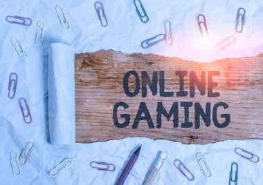 Online Market 'te kelime yazma metni. Ürün satmak için web tabanlı kanalları koz olarak kullanma konsepti.