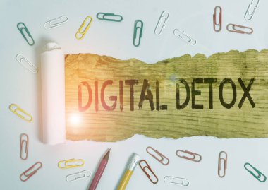 Dijital Detox 'u gösteren metin işareti. Bir gösteri sırasında kavramsal fotoğraf dönemi cihazları kullanmayı durdurur.
