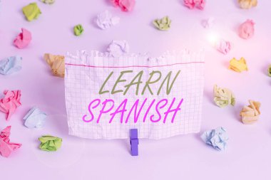 El yazısı metni yazarak İspanyolca öğren. Kavram demek, İspanyolca konuşma ve yazma hakkında bilgi edinmek ya da edinmek demek. Renkli buruşmuş kağıtlar boş hatırlatıcı beyaz zemin çamaşır mandalı.