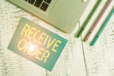 Alım Sırasını gösteren metin işareti. Belirtilen şartlar altında konsept fotoğraf dağıtıldı ve teslim edildi. Moda metalik dizüstü bilgisayar boş yapışkan ped. Üç adet eski model masa kalemi..