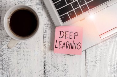 Derin Öğrenme 'yi gösteren kavramsal el yazısı. İş fotoğrafı metni makinede kullanılan algoritmaların koleksiyonu. Moda metalik dizüstü bilgisayar yapışkan kahve fincanı..