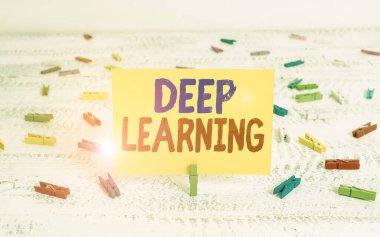 Derin Öğrenme 'yi gösteren kavramsal el yazısı. İş fotoğrafında, yeşil çamaşır iğnesi beyaz ahşap arka plan anımsatıcı ofis tedarikinde kullanılan algoritmaların koleksiyonu gösteriliyor.