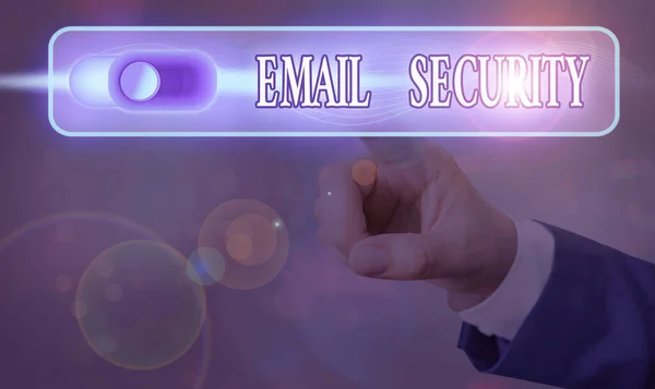 Schreiben von Notizen, die E-Mail-Sicherheit zeigen. Geschäftsfotos, die den Zugriff und den Inhalt eines E-Mail-Kontos oder -Dienstes sichern. — Stockfoto