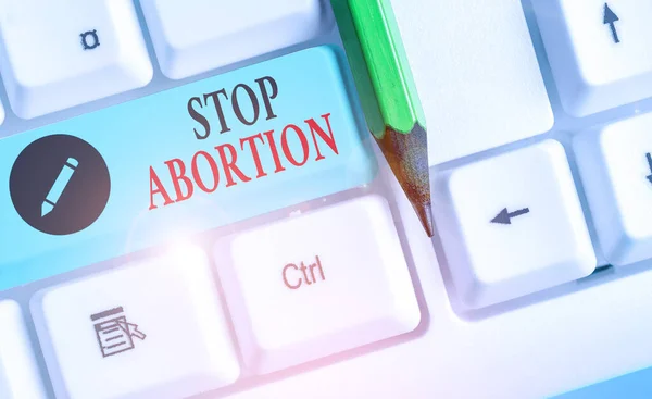 Zapisuje se poznámka ukazující ukončení potratu. Obchodní foto předvádění zastavit lékařské procedury, které sloužily k ukončení těhotenství. — Stock fotografie