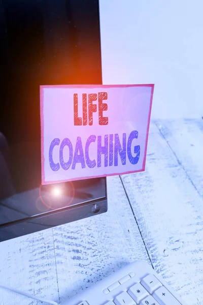 Escritura a mano conceptual que muestra Life Coaching. Texto de foto de negocios una demostración empleada para ayudar a mostrar alcanzar sus objetivos en la vida Pantalla de monitor de computadora de papel de notación cerca del teclado blanco . — Foto de Stock