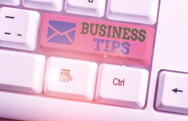 Word Writing Text Business-Tipps. Geschäftskonzept für Tricks oder Ideen, wie man ein kleines Unternehmen gründet oder führt. — Stockfoto