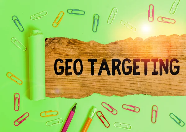 Escritura a mano de texto Geo Targeting. Concepto que significa método para determinar la geolocalización de un visitante del sitio web . — Foto de Stock