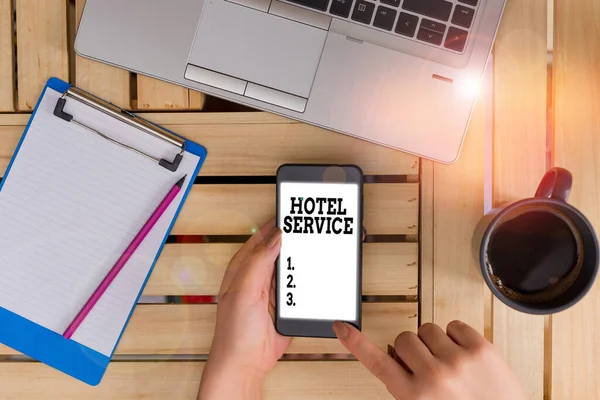 Schriftzug mit Hotelservice. Geschäftsfotos, die den Gästen eine warme Unterkunft und andere Dienstleistungen bieten. — Stockfoto