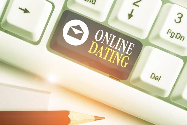 Текстовий знак, що показує онлайн побачення. Концептуальна фотопрактика пошуку романтичного партнера в Інтернеті. — стокове фото