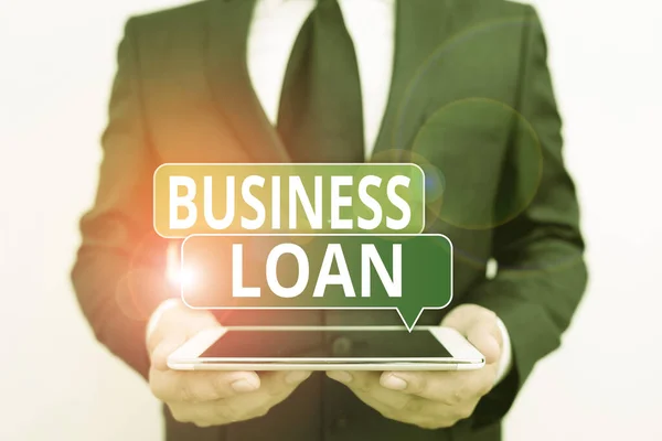 Scrittura concettuale a mano che mostra Business Loan. Business photo showcase Prestiti erogati alle piccole imprese per vari scopi Abbigliamento umano maschile abito da lavoro formale tenere smartphone hitech . — Foto Stock