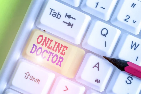 온라인 의사에게 보여 지는 개념적 손 글씨. 의료 종사자들에게 사진을 보여 주는 사업 사진을 인터넷을 통해 서비스를 제공하는 사람들. — 스톡 사진