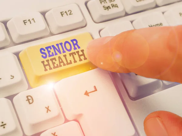 Texto de escritura de palabras Senior Health. Concepto de negocio para se refiere a las condiciones físicas y mentales de los adultos mayores . — Foto de Stock