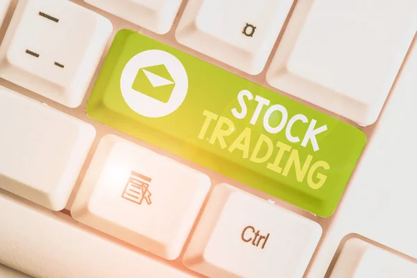 Escritura a mano de texto Stock Trading. Concepto que significa la acción o actividad de compra y venta de acciones en el mercado . — Foto de Stock