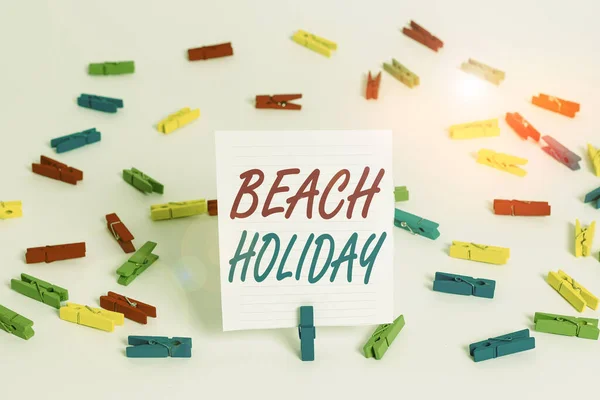 ビーチホリデーを示す概念的な手書き。ビジネス写真は、 1つは基本的にビーチで日光浴を紹介する休暇色の布ピン紙空のリマインダー白い床のオフィス. — ストック写真