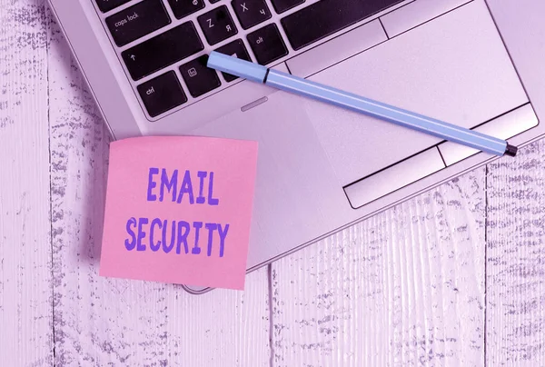 Χειρόγραφο κείμενο Email Ασφαλείας. Έννοια που σημαίνει εξασφαλίσει την πρόσβαση και το περιεχόμενο ενός λογαριασμού ηλεκτρονικού ταχυδρομείου ή υπηρεσίας Trendy λεπτό ασημί μεταλλικό φορητό υπολογιστή κενό αυτοκόλλητο στυλό που βρίσκεται vintage τραπέζι. — Φωτογραφία Αρχείου