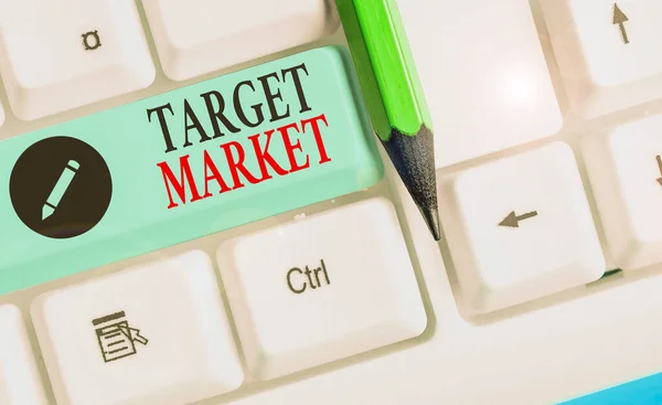 Escribiendo una nota que muestra Target Market. Muestra de fotos de negocios Grupo particular de consumidores a los que se dirige un producto . —  Fotos de Stock