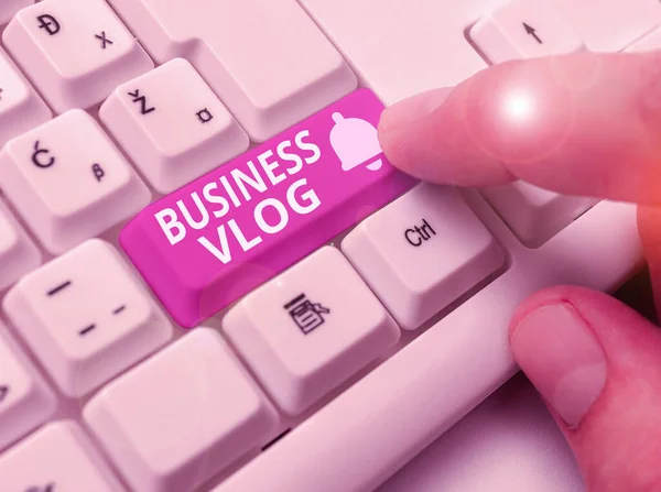 Business Vlog 'u gösteren bir not yazıyorum. Şirketle ilgili konularla ilgili bir video içeriğini gösteren iş fotoğrafı. — Stok fotoğraf