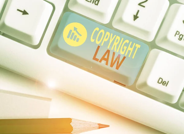 Textzeichen, das das Urheberrecht zeigt. konzeptionelle Fotokörper des Gesetzes, das die ursprünglichen Werke der Autorenschaft regelt. — Stockfoto
