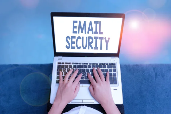 Texto de escritura a mano Seguridad de correo electrónico. Concepto que significa asegurar el acceso y el contenido de una cuenta de correo electrónico o servicio . — Foto de Stock