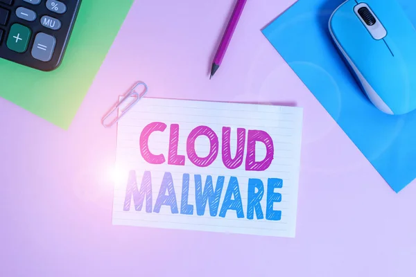 Cloud Malware 'i gösteren bir not yazıyorum. Bir bilgisayar Elektronik fare hesap makinesi kağıt kağıtları için zararlı olan kötü niyetli yazılım dosyası veya programı gösteren iş fotoğrafı.. — Stok fotoğraf
