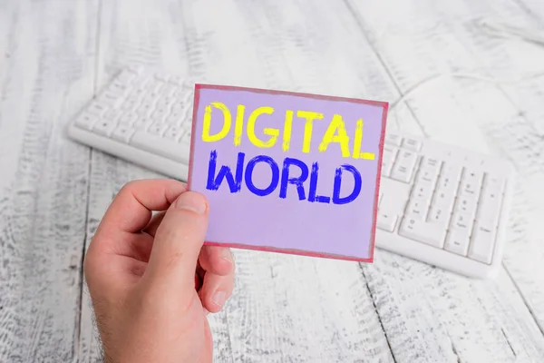 Tekst schrijven Digital World. Zakelijk concept voor Interconnected via digitale apparaten en social media man met kleurrijke herinnering vierkante vorm papier wit toetsenbord houten vloer. — Stockfoto