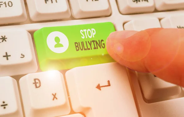 Escritura de texto a mano Stop Bullying. Concepto que significa detener el comportamiento agresivo entre los niños en edad escolar . — Foto de Stock