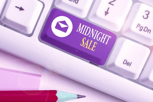 Señal de texto que muestra Midnight Sale. Tienda de fotos conceptual estará abierto hasta la medianoche con un gran descuento a los artículos . —  Fotos de Stock