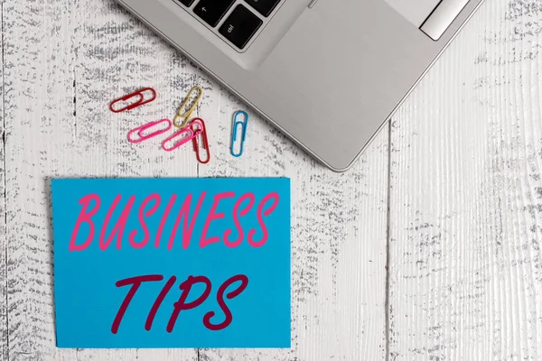 Schreiben Notiz mit Business-Tipps. Business-Foto, das Tricks oder Ideen zeigt, wie man ein kleines Unternehmen gründet oder führt Trendy metallic laptop blank klebrige Notizclips auf Vintage-Tisch. — Stockfoto