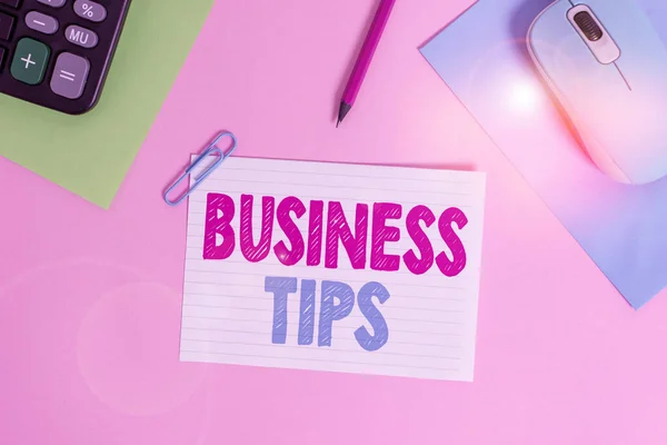 Scrivere una nota che mostra Business Tips. Business photo vetrina trucchi o idee su come avviare o eseguire una piccola impresa Calcolatrice elettronica del mouse fogli di carta clip marcatore sfondo colorato . — Foto Stock