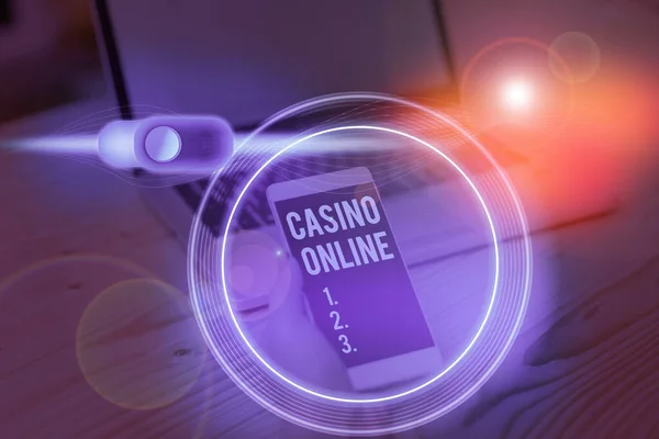 Écriture conceptuelle montrant Casino en ligne. Photo d'affaires mettant en vedette les joueurs peuvent jouer et parier sur les jeux de casino via en ligne . — Photo