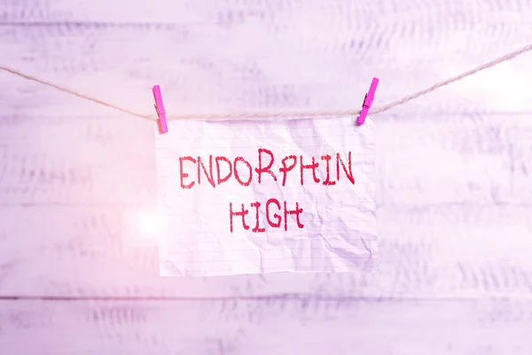 Написання текстів Endorphin High. Концепція, що означає викликати позитивне почуття в тілі, як морфій Одяг лінії одягу одягу у формі прямокутника паперу, що нагадує білий дерев'яний стіл . — стокове фото