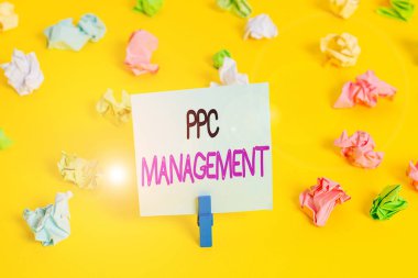 PPC Yönetimini gösteren not yazılıyor. Bir şirketi denetlemek ve analiz etmek için iş fotoğrafı gösterme işlemi PPC reklamı harcamak Renkli buruşmuş kağıt boş hatırlatıcı beyaz zemin mandalı.