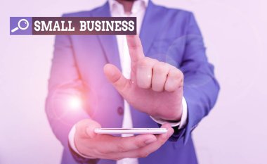 Küçük İşletmeleri gösteren kavramsal el yazısı. İş fotoğrafı metni, daha az çalışanı olan özel şirketlere ait. Mavi süitte dizüstü bilgisayarla parmak gösteren iş adamı..