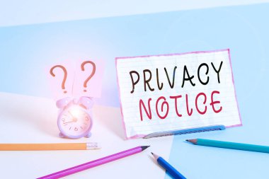 Mahremiyet Bildirimi 'ni gösteren metin işareti. Kavramsal fotoğraf, bir müşteriyi ya da müşteriyi korumak için yasal bir gereksinimi karşılar. Mini boyutunda alarm saati, pastel arka fona yaslanmış durumda..