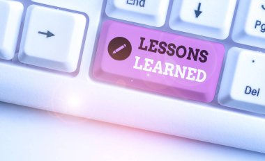 Öğrenilen Dersleri gösteren metin işareti. Kavramsal fotoğraf deneyimden elde edilen bilgi veya anlayış.