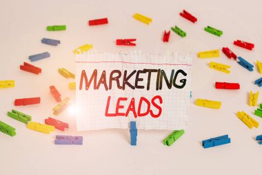 Pazarlama Yöntemlerini gösteren kavramsal el yazısı. İş fotoğrafı gösterimi, markaya veya ürünlere kimin ilgi gösterdiğini gösteriyor. Renkli çamaşır iğnesi kağıtları boş hatırlatma beyaz zemin ofisi..