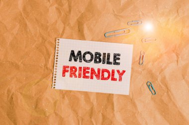 Mobil Dostane 'yi gösteren kavramsal el yazısı. İş fotoğraflarının sergilendiği web sitesi, bir mobil cihazda doğru bir şekilde görüntülenmek üzere tasarlanmıştır. Kağıt işleri masa karesi sarmal defter ofis malzemeleri.