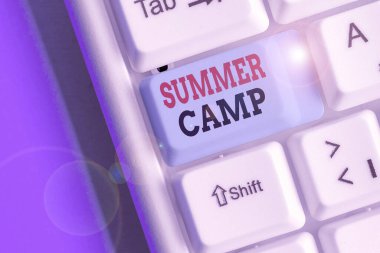 Yaz Kampı 'na mesaj yazıyorum. Yaz boyunca çocuklara yönelik denetimli program konsepti.