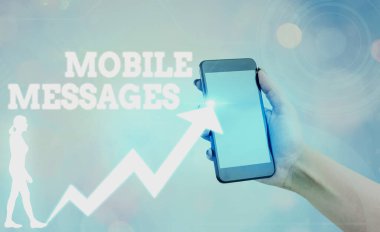 Kelime yazma cep telefonu mesajları. Elektronik iletiler oluşturma ve gönderme eylemi için iş konsepti.