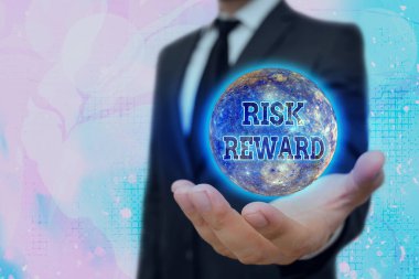 Risk Ödülünü gösteren kavramsal el yazısı. İş fotoğrafı metni, kaybına bağlı bir ticaretin kâr potansiyelini değerlendirdi.