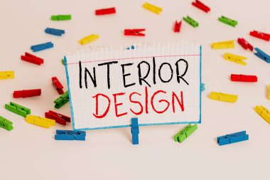 İç Tasarımı gösteren metin işareti. Kavramsal fotoğraf bir binanın iç dekorasyonunu tasarlama sanatı Renkli çamaşır iğnesi kağıtları boş hatırlatıcı beyaz zemin arka plan ofisi.