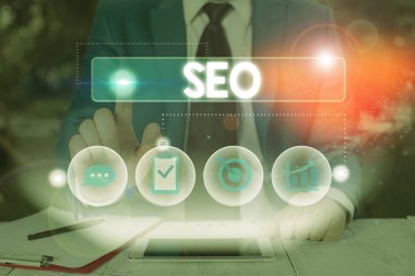 SEO gösterilen Not yazma. Miktarda ve kalitede bir Web sitesine trafik artan uygulama vitrine iş fotoğraf.