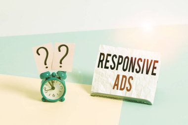 İlgili ilanları gösteren bir not yazıyorum. İş fotoğrafı görüntüleme biçimi ve biçimi, mevcut reklam alanı alarmını Pastel arkaplan üzerine yerleştirilmiş kağıdın yanına yerleştirecek şekilde otomatik olarak ayarla.