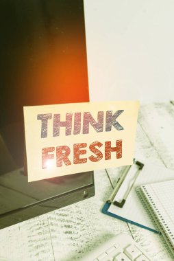 Taze Düşün 'ü gösteren bir mesaj. Doğal malzemeler üzerine düşünerek kavramsal fotoğraf olumlu çevre Not kağıdı siyah bilgisayar ekranına bağlanmış klavye ve durağan.