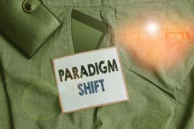 El yazısı Paradigm Vardiyası. Konsept demek, yaklaşım ya da altta yatan varsayımlardaki temel değişiklik demek. Pantolonun ön cebinde cüzdan ve kağıt ile akıllı telefon aygıtı..