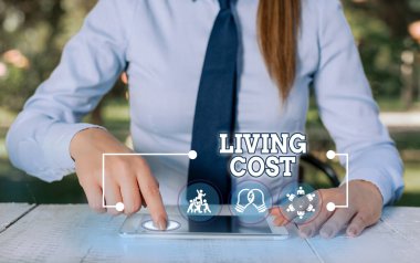 Yaşam Maliyeti 'ni gösteren mesaj işareti. Kavramsal fotoğraf bir gösterinin yaşamı sürdürmesi için gereken para miktarıdır..