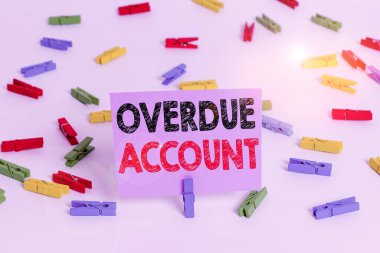 Sözcük yazma metni gecikmiş hesap. Krediler ve diğer yükümlülükler için iş konsepti hakettikleri rengarenk çamaşır iğnesi kağıtları boş hatırlatıcı beyaz zemin arka plan ofisi.