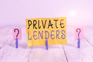 Er Lenders 'ı gösteren bir not yazıyorum. İş fotoğraflarında, ahşap masaya askılı kağıt parçalarını göstermek için borç para veren bir gösteri ya da organizasyon sergileniyor..
