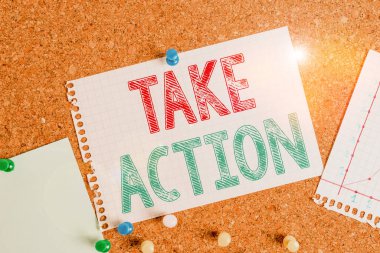 Take Action 'ı gösteren kavramsal el yazısı. İş fotoğrafı metni bir şey yapmak için Özel bir sonuç almak için hareket etmek için Corkboard kağıt boyutu kağıt raptiye bilbboard uyarı panosu.